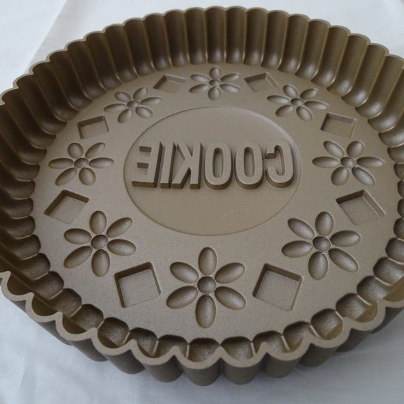 💥💥HOST PICK💥💥Chicago Metallic Cookie Cake Pan 9" - Picture 2 of 2